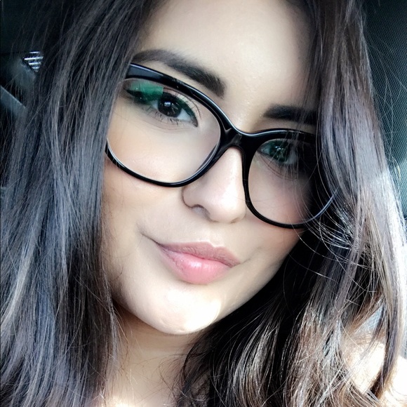 Meet your Posher, Lucia - Picture 2 of 2